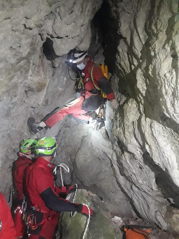 Esercitazione di recupero in grotta di speleologo infortunato